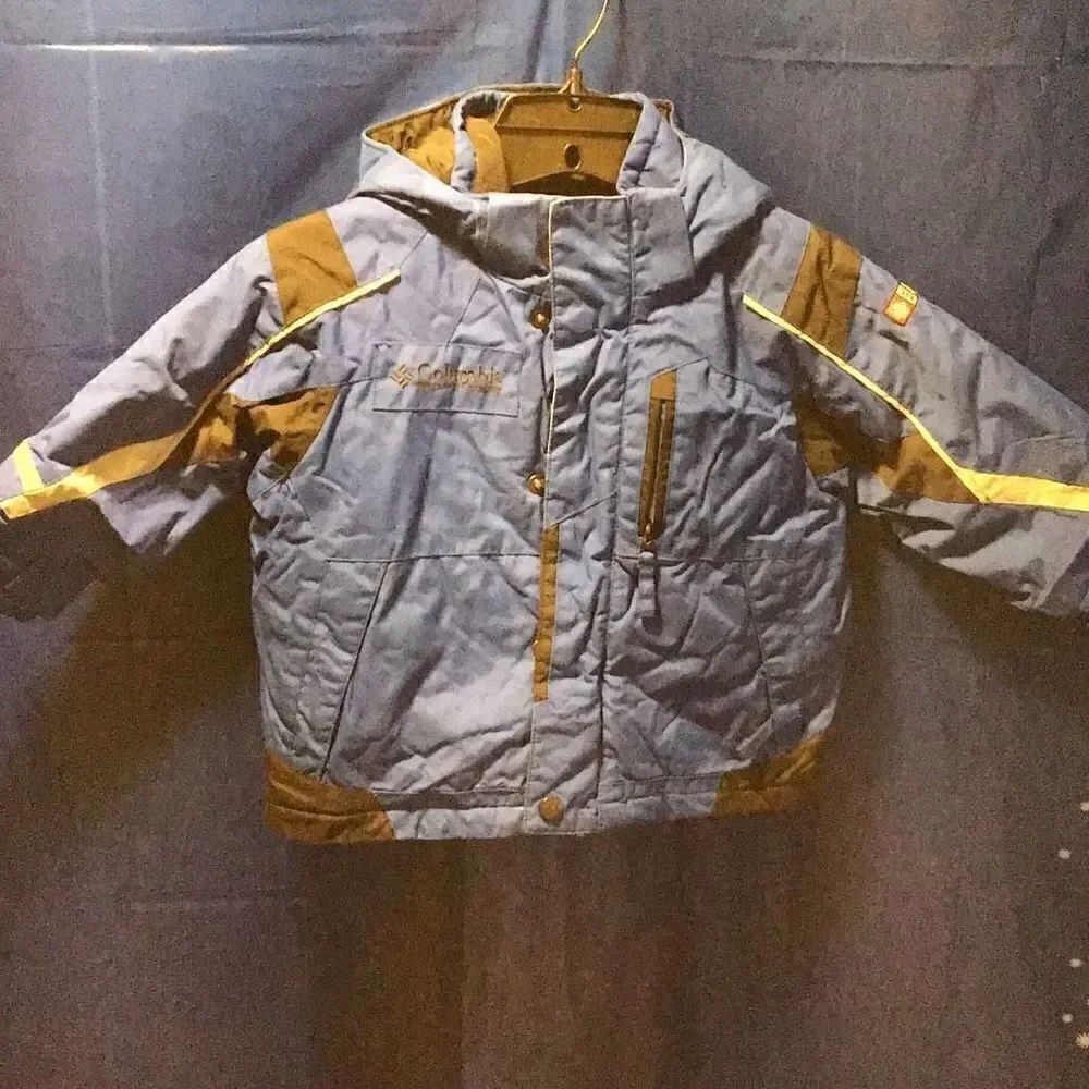 Columbia jacket size 2t small stain inside collar